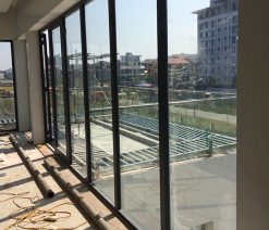 So Sánh Nhôm Kính Cường Lực Và Nhôm Kính Thường