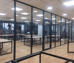 Làm vách ngăn nhôm kính xingfa Tân Uyên