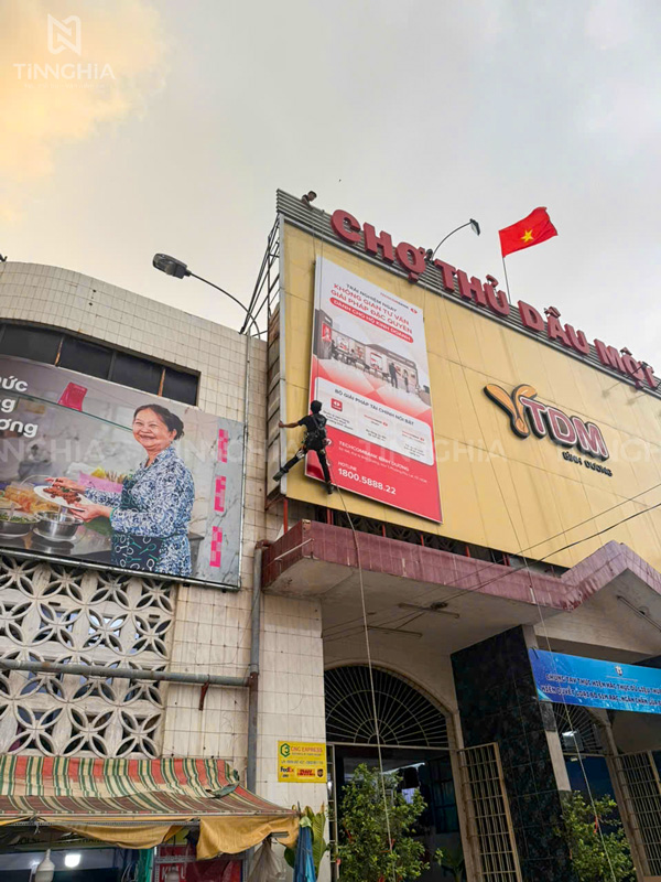 Làm bảng hiệu khung sắt căng bạt
