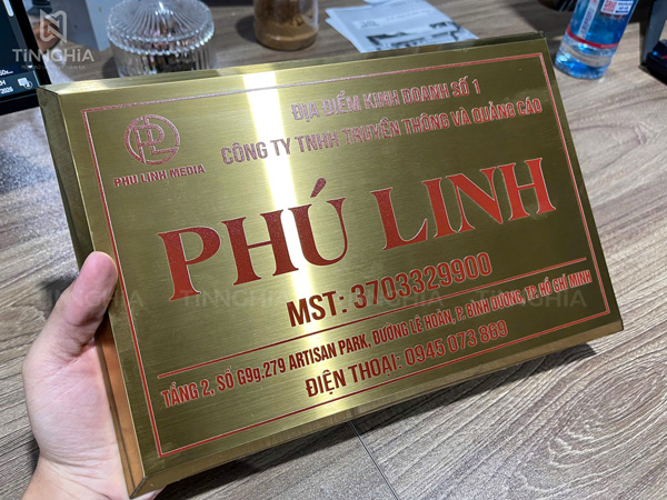 làm biển hiệu inox ăn mòn cho công ty