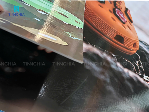 Gia công tấm nhựa xốp PP dán decal tại TP.HCM