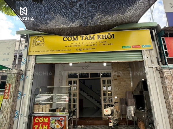 Vì sao quán cơm tấm nên dùng bảng Hiflex?