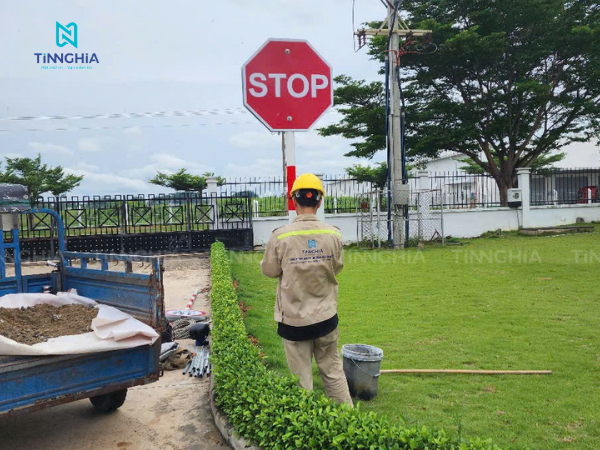 Trụ biển báo tốc độ và quy định giao thông