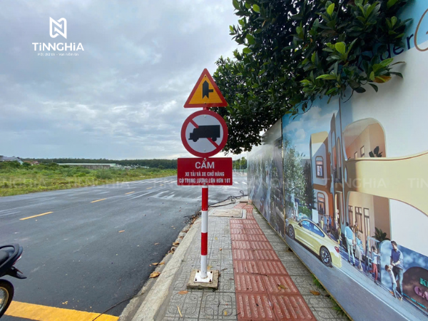 Trụ biển báo tốc độ và quy định giao thông