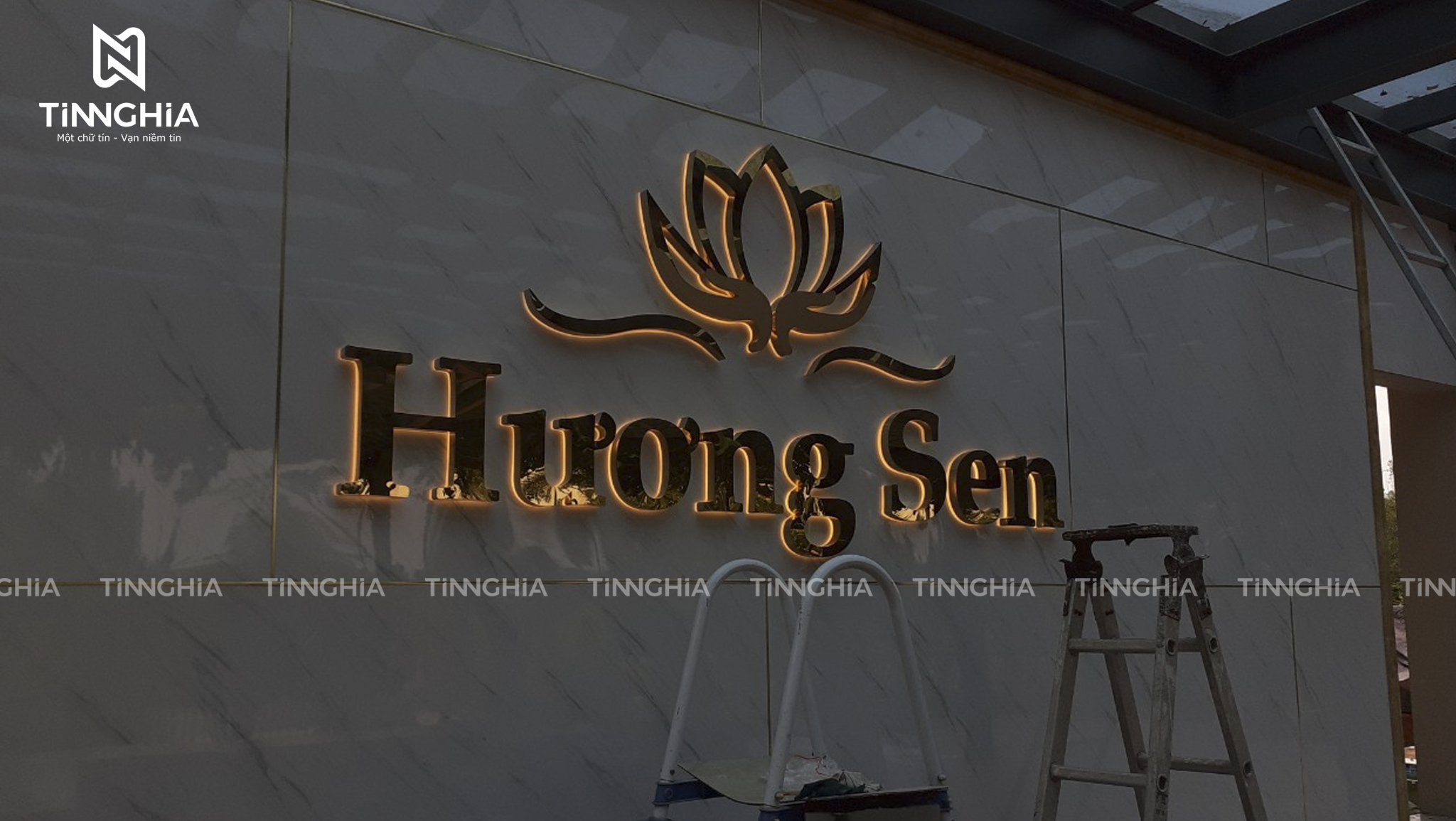 CHỮ NỔI INOX CHÂN MICA GẮN LED SÁNG CHÂN 