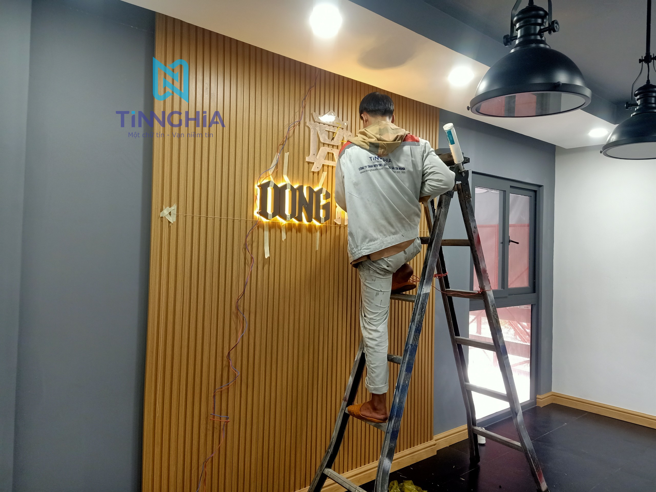 Chữ nổi gắn led sáng chân