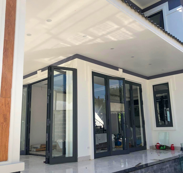 So Sánh Nhôm Kính Cường Lực Và Nhôm Kính Thường