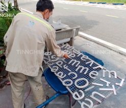 Làm bảng hiệu inox dĩ an