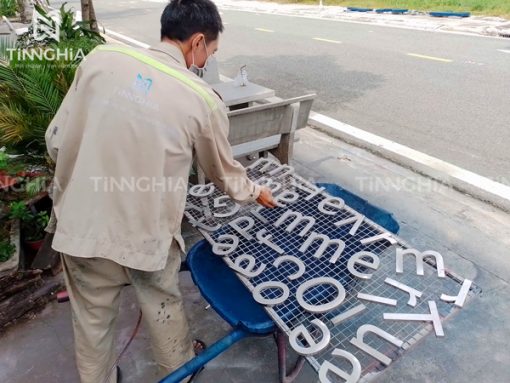 Làm bảng hiệu inox dĩ an