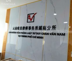 Làm biển hiệu mica thủ dầu một