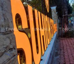 Làm chữ nổi mica khung viền inox LED sáng mặt