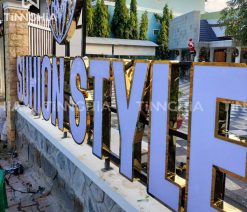 Làm chữ nổi mica khung viền inox LED sáng mặt