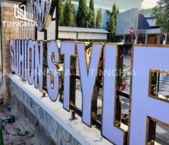 Làm Thế Nào Để Bảng Hiệu Nổi Bật Giữa Đám Đông