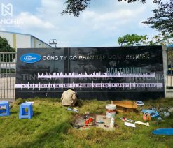 Làm chữ inox bạc xước logo bảng hiệu công ty