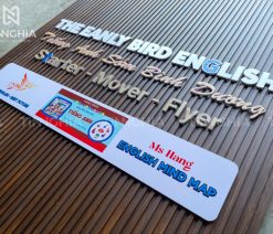 Bảng lam nhựa giả gỗ chữ nổi mica Bình Dương