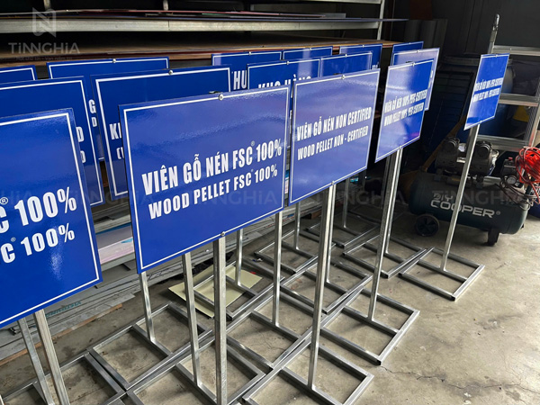 biển báo chỉ dẫn chất liệu alu dán decal