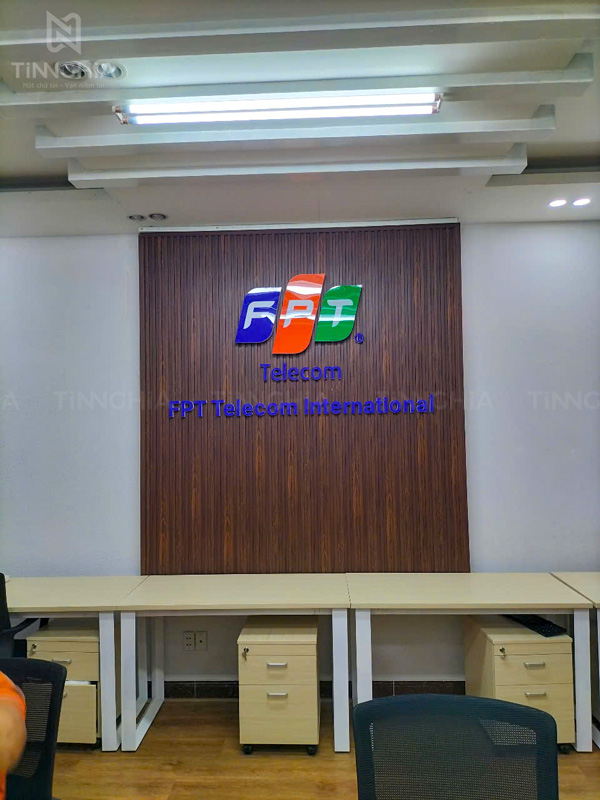 Bảng lam nhựa giả gỗ chữ nổi mica Bình Dương