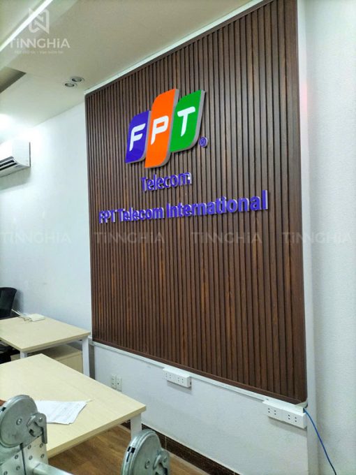 Bảng lam nhựa giả gỗ chữ nổi mica Bình Dương