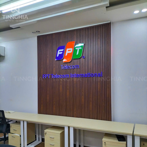 Bảng lam nhựa giả gỗ chữ nổi mica Bình Dương