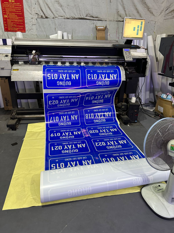 In decal quảng cáo Tân Uyên