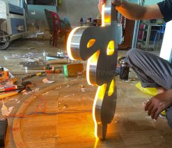 Làm chữ inox bạc xước logo bảng hiệu công ty