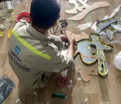 Làm chữ inox bạc xước logo bảng hiệu công ty