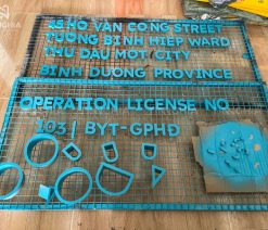 Làm chữ nổi mica khung viền inox LED sáng mặt