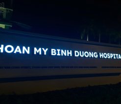 Làm chữ nổi mica khung viền inox LED sáng mặt