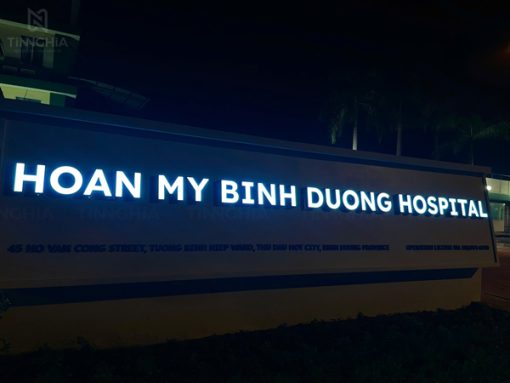 Làm chữ nổi mica khung viền inox LED sáng mặt