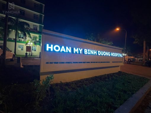 Làm chữ nổi mica khung viền inox LED sáng mặt