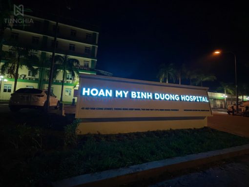 Làm chữ nổi mica khung viền inox LED sáng mặt