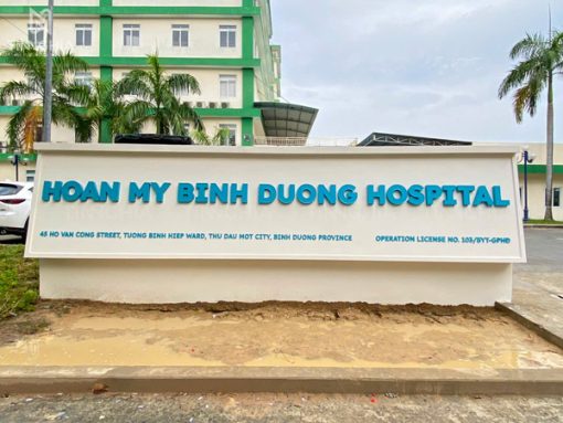 Làm chữ nổi mica khung viền inox LED sáng mặt