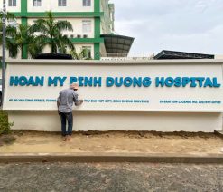 Làm chữ nổi mica khung viền inox LED sáng mặt