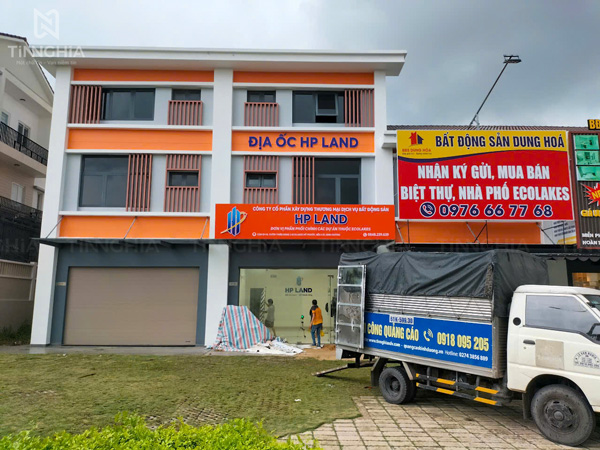 Bảng hiệu công ty bất động sản HP Land