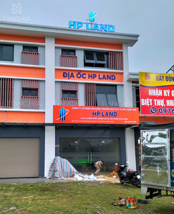 Bảng hiệu công ty bất động sản HP Land