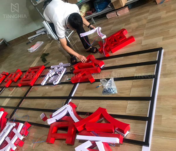 Biển hiệu chữ nổi khung sắt Bến Cát