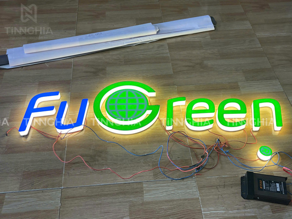 Mẫu chữ nổi mica LED sáng hông sáng mặt