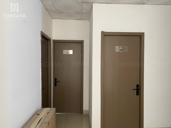 Làm biển chỉ dẫn inox số lượng nhiều giá rẻ