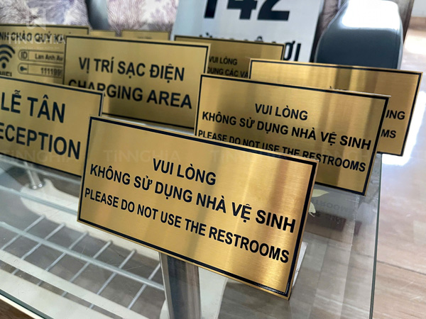 Làm biển chỉ dẫn inox số lượng nhiều giá rẻ