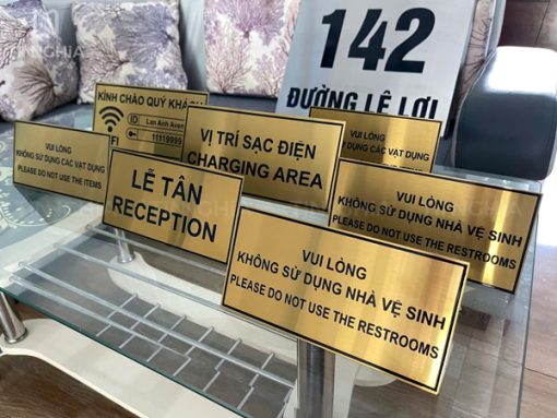 Làm biển chỉ dẫn inox số lượng nhiều giá rẻ