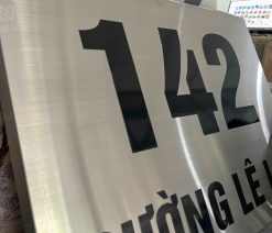 Làm biển chỉ dẫn inox số lượng nhiều giá rẻ