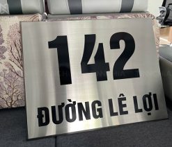 Làm biển chỉ dẫn inox số lượng nhiều giá rẻ