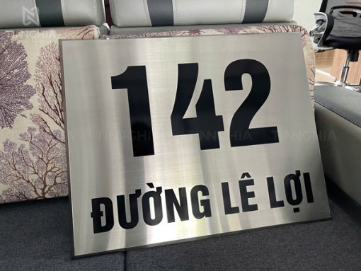 Làm biển chỉ dẫn inox số lượng nhiều giá rẻ