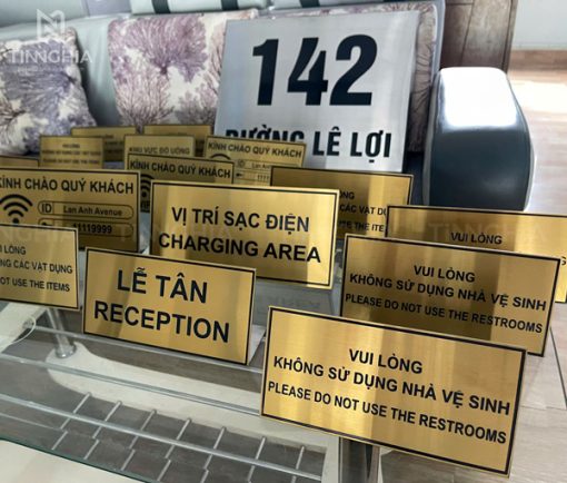 Làm biển chỉ dẫn inox số lượng nhiều giá rẻ