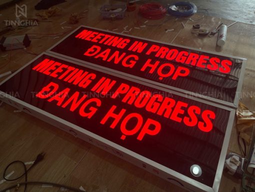Hộp đèn mica lọng gắn LED âm sáng