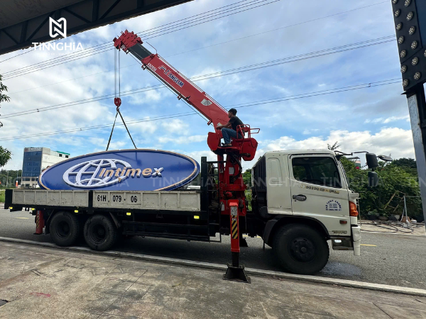 lắp đặt logo chữ nổi trên công Bình Dương