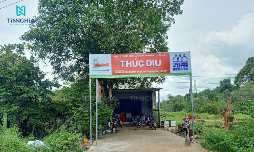 Thi công bảng hiệu tôn dán decal cho mặt tiền cửa hàng