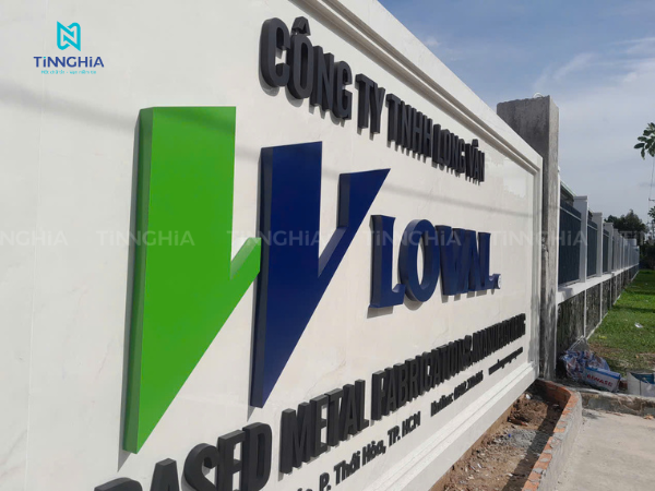 hoàn thiện bảng hiệu đá chữ inox Công ty Long Vân