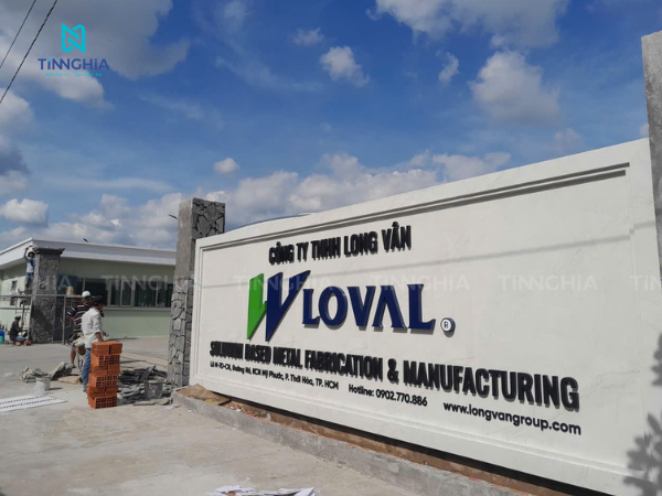 hoàn thiện bảng hiệu đá chữ inox Công ty Long Vân