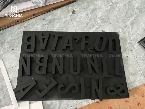 hoàn thiện bảng hiệu đá chữ inox Công ty Long Vân